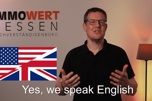 The building surveyor Carsten Nessler of ImmoWert Hessen in his video studio, explaining that he supports his clients in English language also.