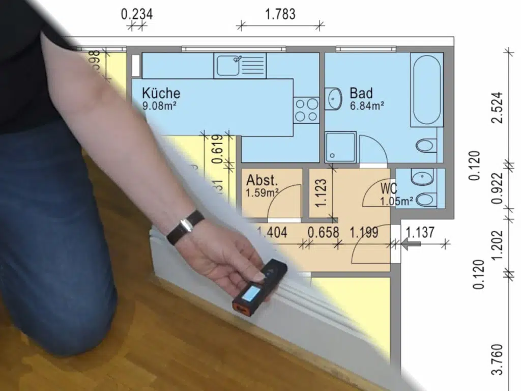 Aufmaß der Wohnfläche mit einem Lasermessgerät mit Grundriss einer Wohnung