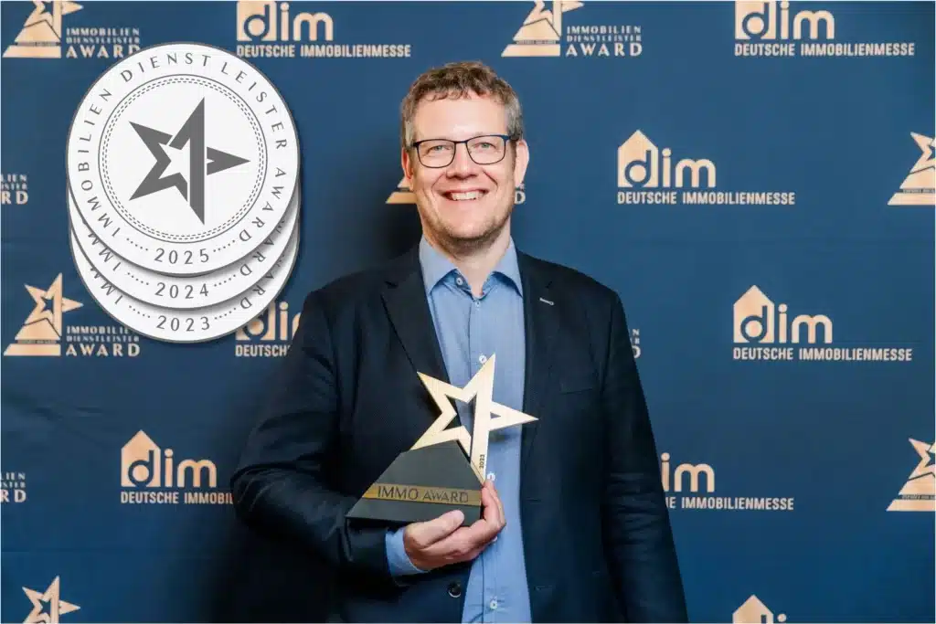 Carsten Nessler mit der Auszeichnung der Deutschen Immobilienmesse, dem Immo Award 2024.