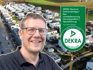Der Baugutachter Carsten Nessler vor einem Neubaugebiet (Luftbild), mit dem Siegel des DEKRA für den zertifizierten Sachverständigen Bauschadenbewertung für das Hochbaugewerk