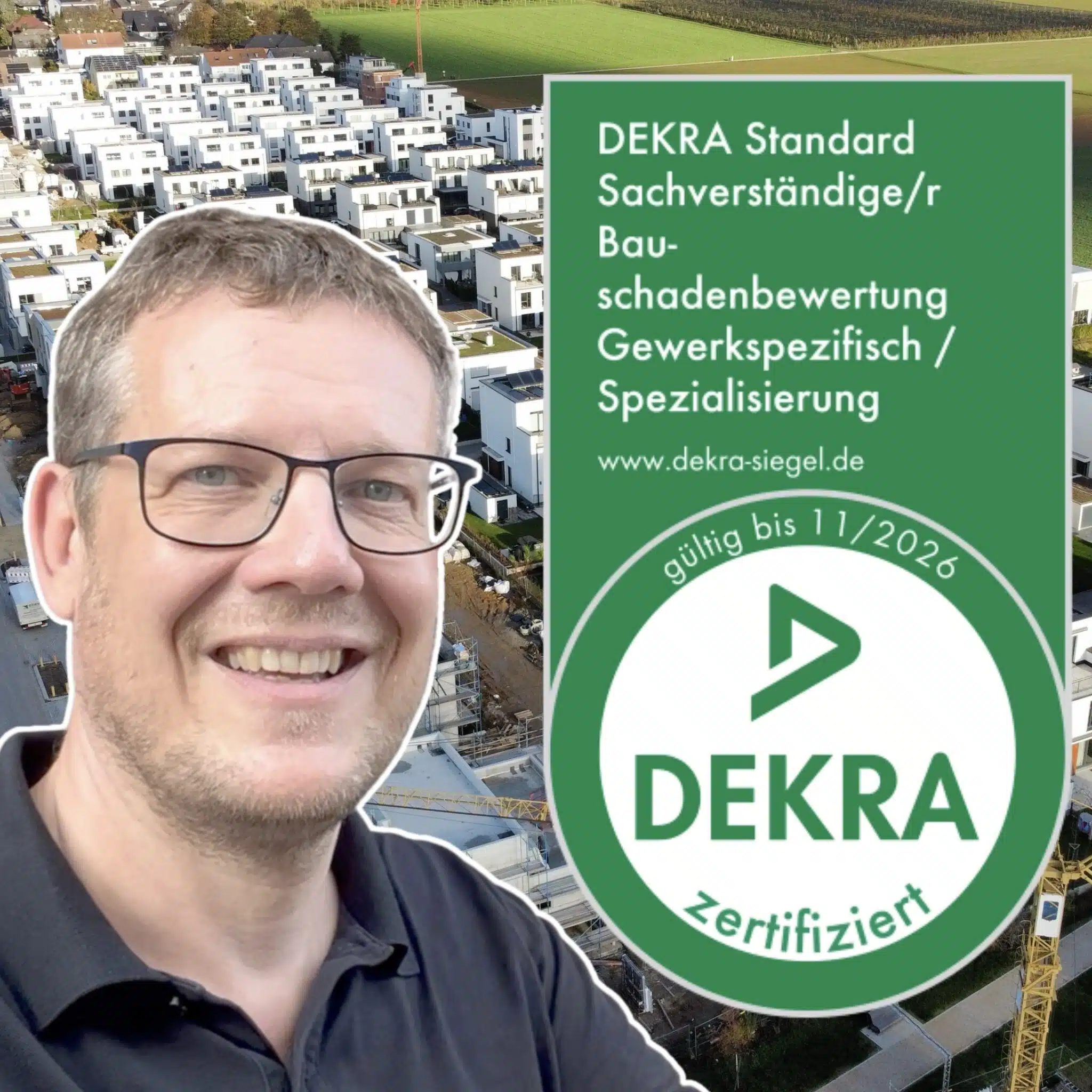 Der Baugutachter Carsten Nessler vor einem Neubaugebiet, mit dem Siegel des DEKRA für den zertifizierten Sachverständigen Bauschadenbewertung für das Hochbaugewerk