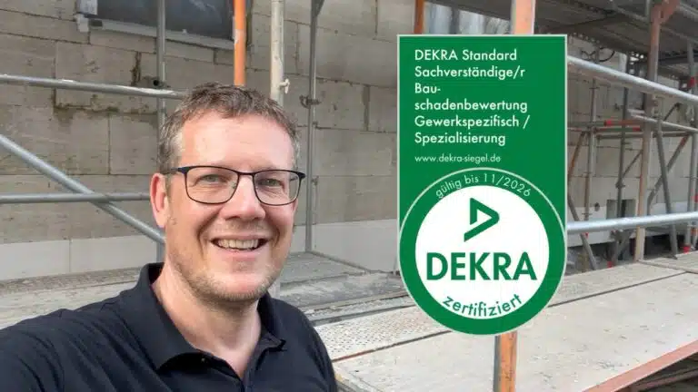 Der Bausachverständige Carsten Nessler vor einem Gerüst, mit DEKRA-Zertifikat für den zertifizierten Sachverständigen Bauschadenbewertung für das Hochbaugewerk