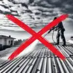 Ein KI-generiertes Bild, zeigt einen Mann, der verbotener Weise sein asbesthaltiges Dach mit einem Hochdruckreiniger sauber macht. Ein großes rotes "X" symbolisiert, dass dies verboten ist.