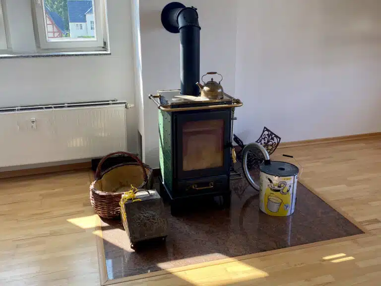 Ein freistehender alter Kaminofen in einem Wohnzimmer